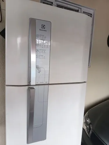 Vendo uma geladeira Electrolux frontal free com a placa queimada