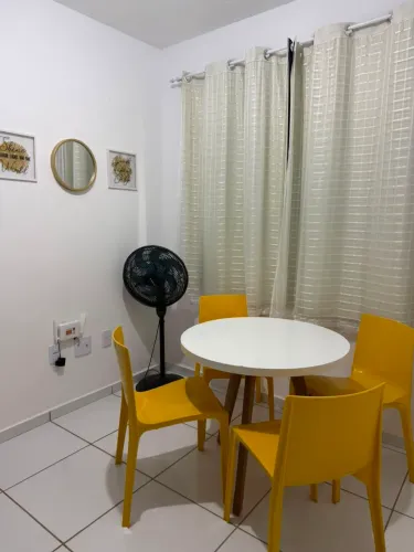 Mesa com 4 cadeiras em bom estado de uso. Valor R$300,00