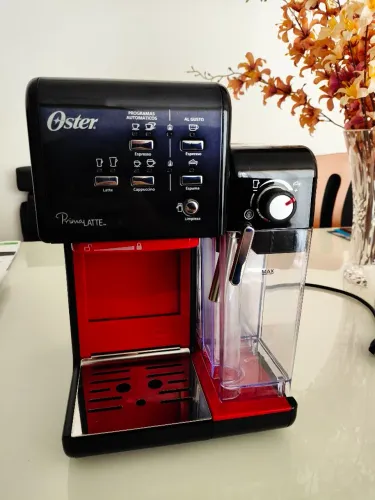 Cafeteira Oster vermelha