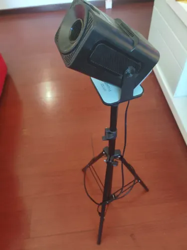 Projetor com tripé