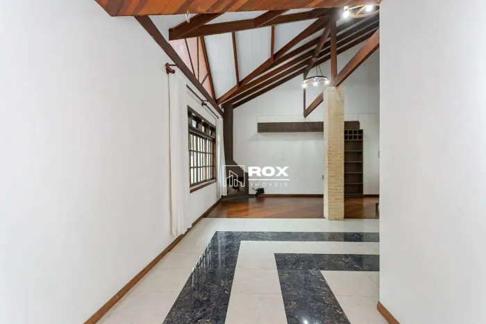 Casa de alto padrão com 6 quartos, sendo 1 suíte para alugar, 280 m² por R$ 8.703/mês - Sa