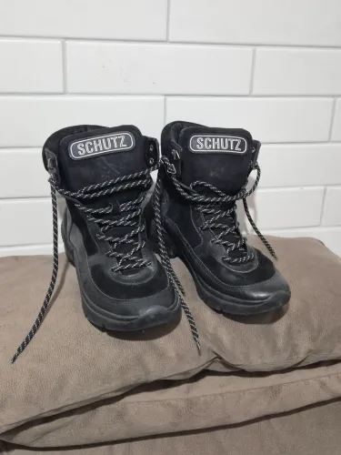 Bota preta Schutz tam 37