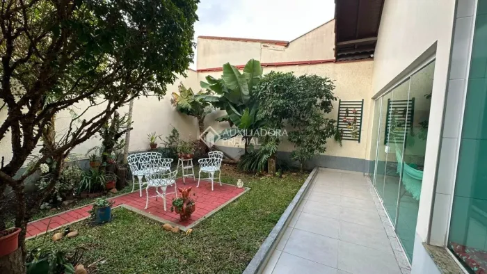 Sobrado à Venda em Rua Tranquila - Conforto, Espaço e Área Gourmet Completa
