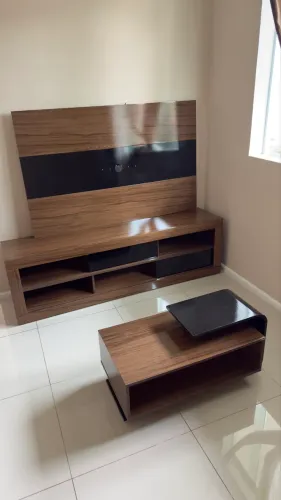 Jogo de sala de TV com mesa de centro, rack e painel 