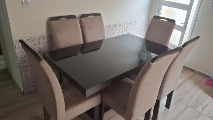 Mesa com 6 cadeiras