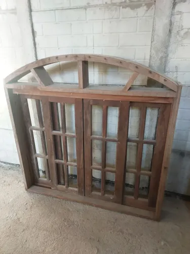 Janela de madeira em arco