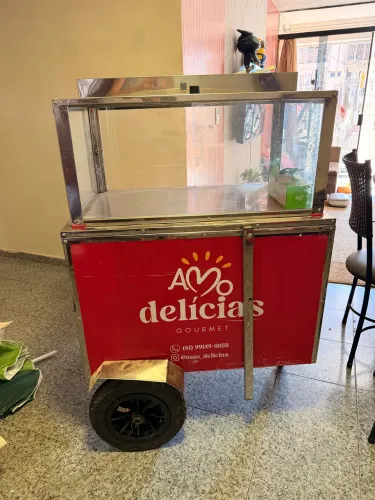 Carrinho expositor para bolos e doces