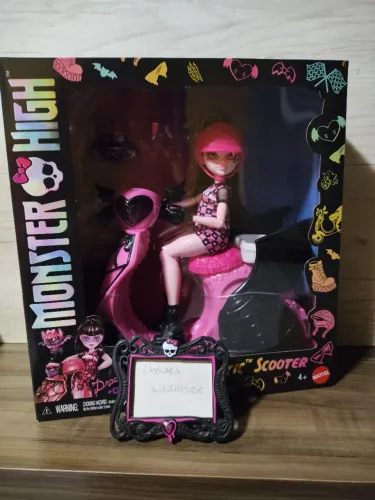 Monster High Draculaura com Scooter ?