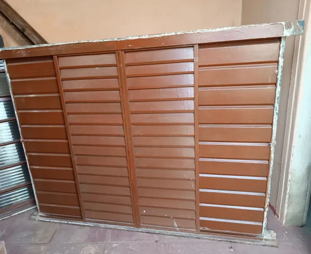 Janela de quarto e portas de ferro