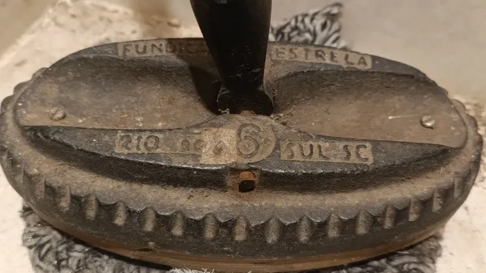 Antigo Escovão Enceradeira Manual Em Ferro Fundido Vintage Década de 70