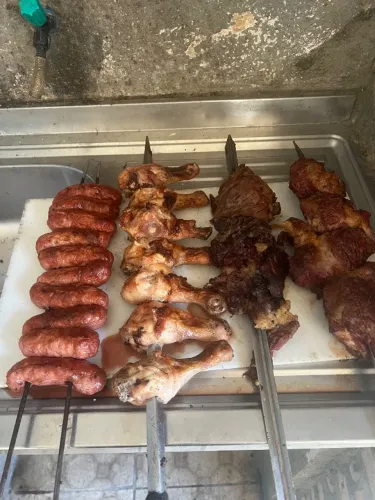 Entregar panfletos e adesivos! 