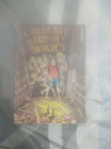  Vendo o livro: "A fabulosa morte do professor de português"