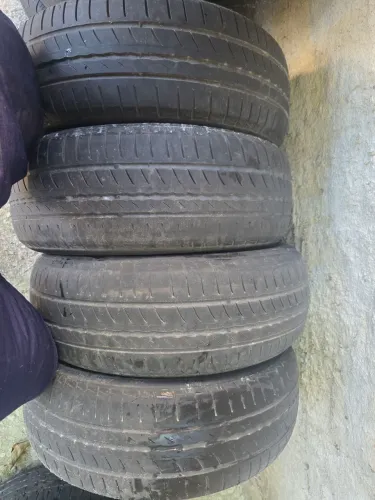 Vendo 4 pneus 185 - 60 - 15 Pirelli