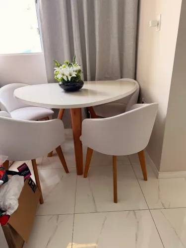 Mesa com 4 cadeiras poltronas 