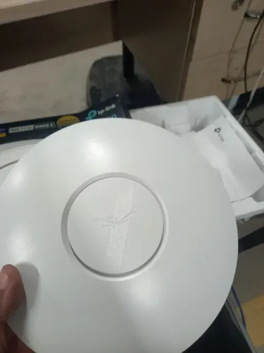 Roteador Wi-Fi de teto. 37 unidades.