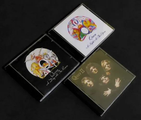 Três CDs do QUEEN