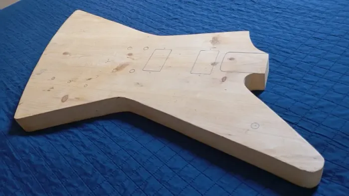 Corpo para Guitarra Explorer madeira maciça, mando com a tampa traseira e furações
