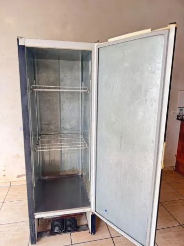 Congelador Gelopar 220W, revisado e com borrachas novas. R$1.500. Entrego em Cianorte.
