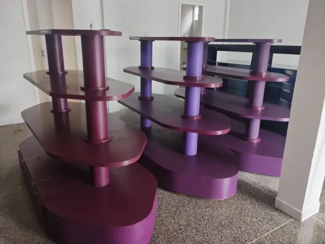 Vendo 3 gôndolas de centro (conveniência)