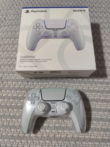 Dualsense ps5 Chroma Pearl com capa protetora e par de grips