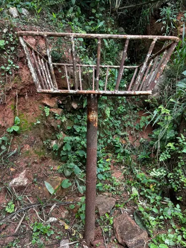 Cesta de lixo antiga de ferro maciço