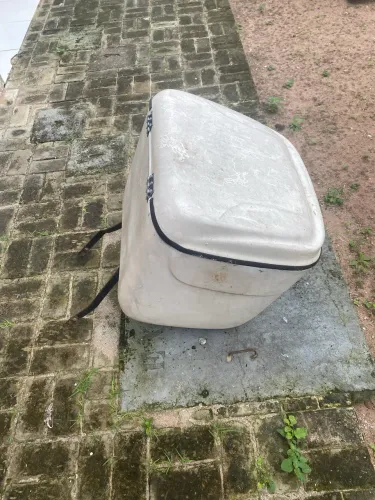 Baú de fibra com ferragem