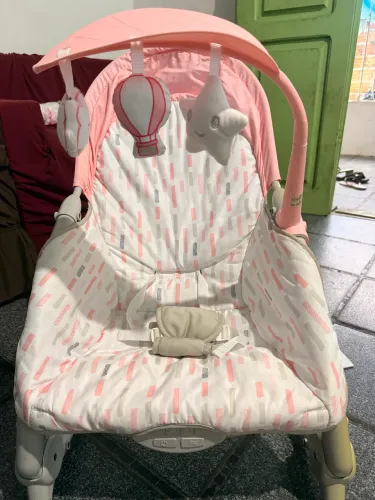 Cadeira de balanço e bebê conforto