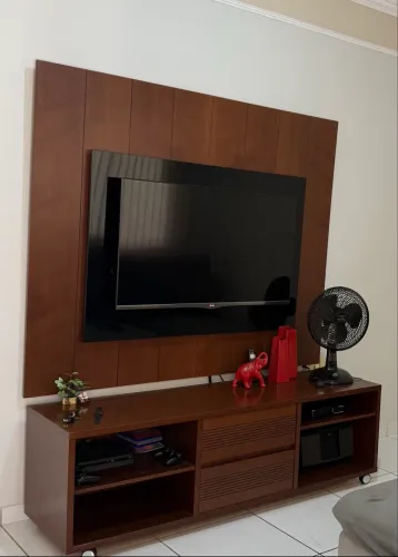 Rack com painel em madeira