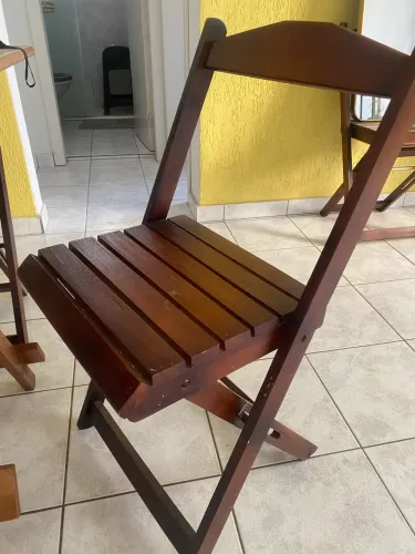 Duas cadeiras de madeira estilo bar