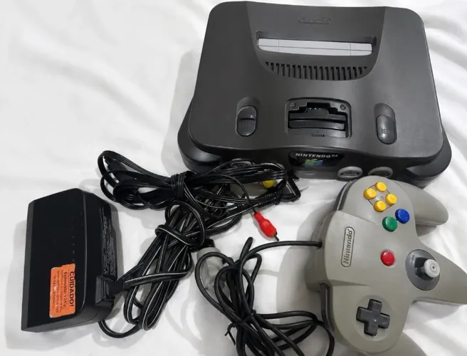 Nintendo 64 acompanha cabos e controle.