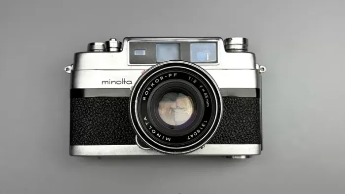 Câmera analógica Minolta V2 com telêmetro,