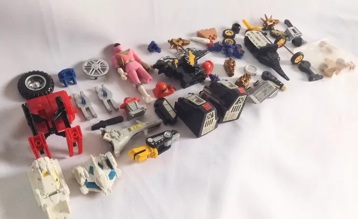 Lote com peça aleatórias de brinquedo 
