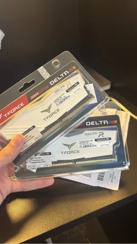 Memória RAM TEAMGROUP T-Force Delta RGB DDR4 16GB (2x8GB)