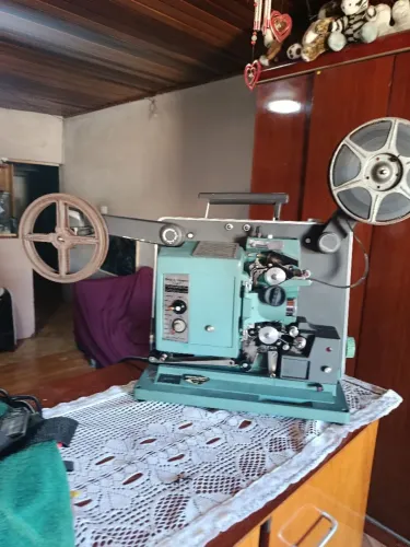Projetor 16 mm Bell Howell 545 auto load