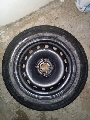 Pneu com aro 15 já instalado R$300