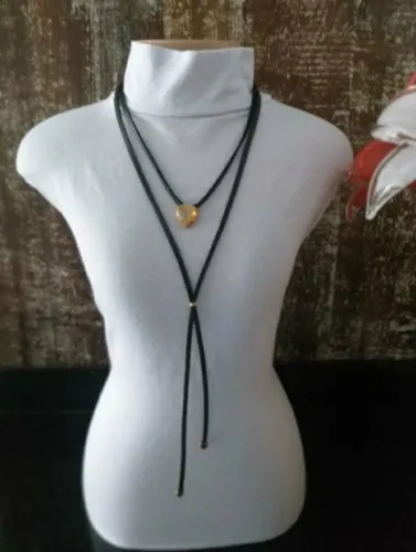 COLAR DUPLO, EM COURO LEGITIMO PRETO, COM QUARTZO RUTILADO. NOVO.