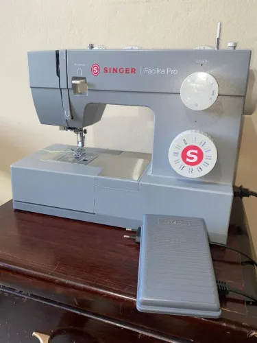 Maquina de costura Singer Facilita Pró 4423 