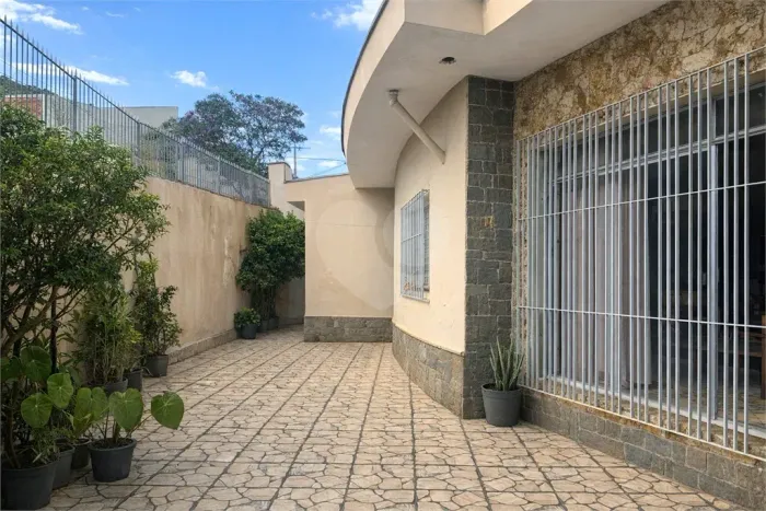 Casa térrea com 3 quartos à venda ou para locação em Vila guedes - SP