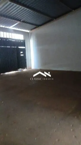 Galpão em Marta Helena, Uberlândia - 150 m², 2 Banheiros, Cerâmica, Porta de Esteira.