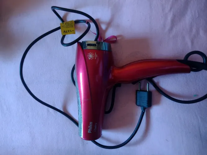Vendo escova de cabelo e um secador