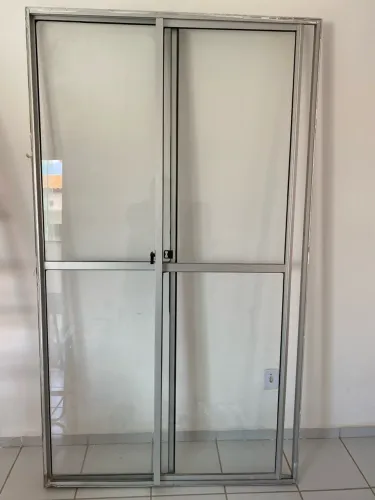 Porta de Correr em Alumínio e Vidro - Excelente Estado