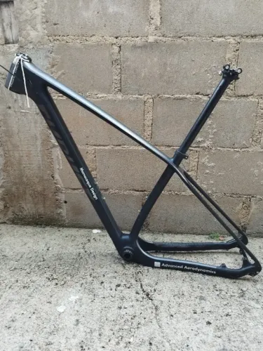 Quadro Thrust de Carbono MTB 17"