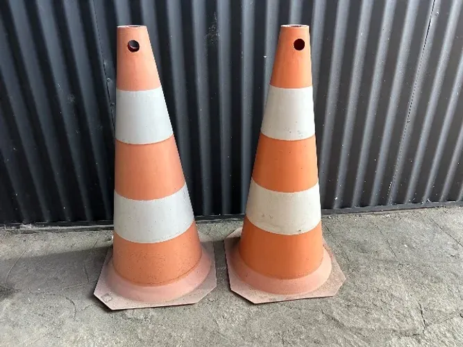 Vendo 2 cones para estacionamento, 80cm altura. 