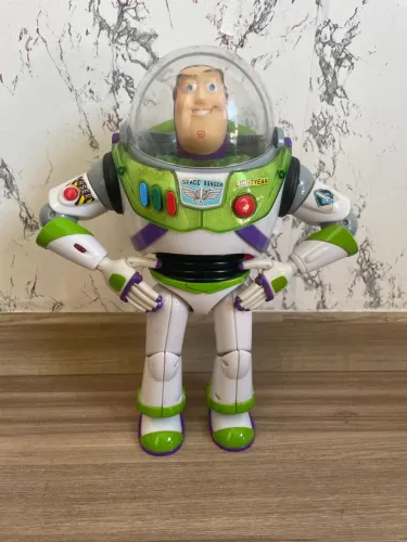 Buzz lightyear falas em português