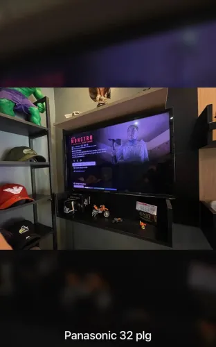 Vendo tv Panasonic 32 plg  perfeito estado? pega internet com aplicativos já instalados