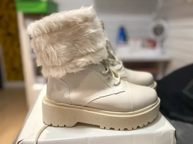 bota branca tam 35 com pelinho