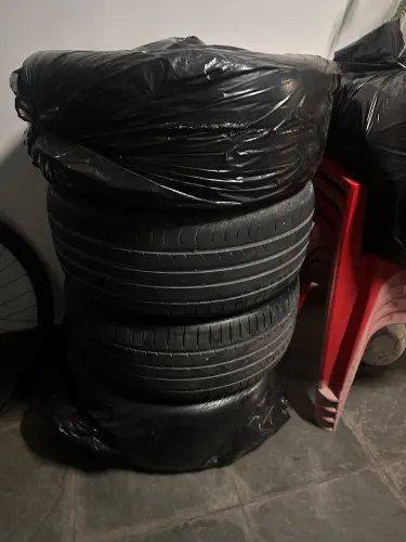Jogo 4 Pneus 245/45 R18 com 65% de vida!