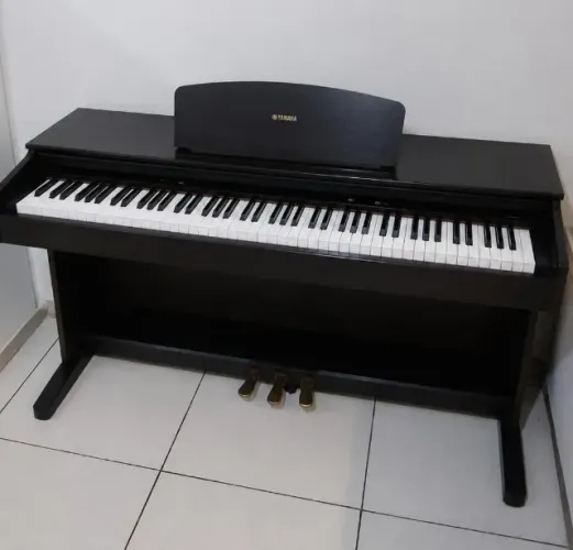 Piano Elétrico Yamaha modelo YDP 121.