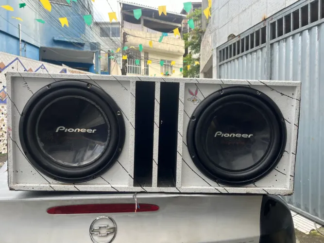 Caixa com dois graves pioneer tocando certo