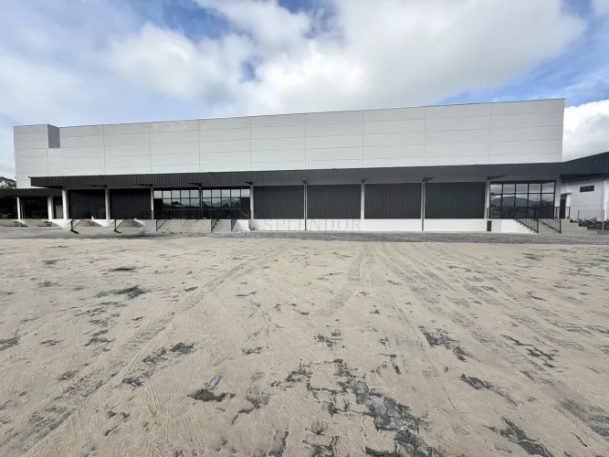 Galpão disponível para locação com aprox. 1.520 m2 no bairro Itoupava Central, e